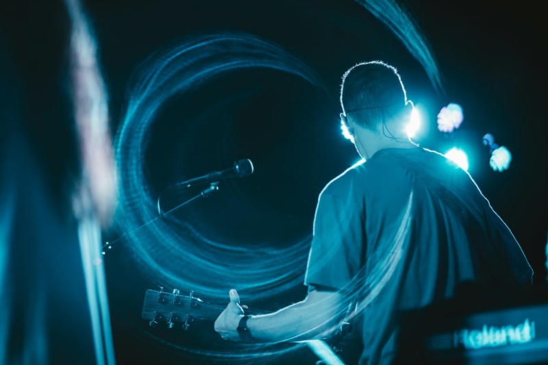 music vibration coming from guitar player